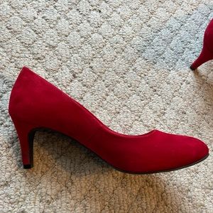 Dexflex comfort red closed toe heels